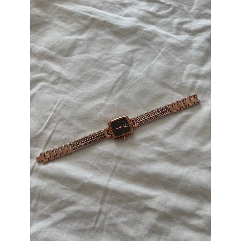 Rose gold watch with black accents - Picture 4 of 7